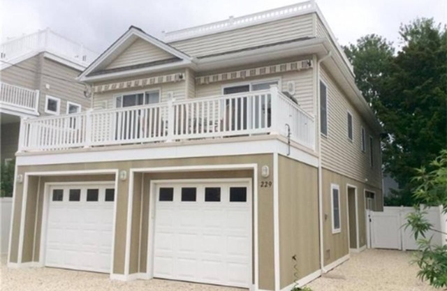 Single family. Ship Bottom. WIFI. Beach Badges. Decks. Air Conditioning.