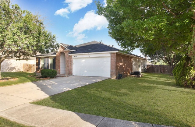 Single floor open layout 3/2 SFH w/in 30 mins of New Braunfels & SA Pet friendly