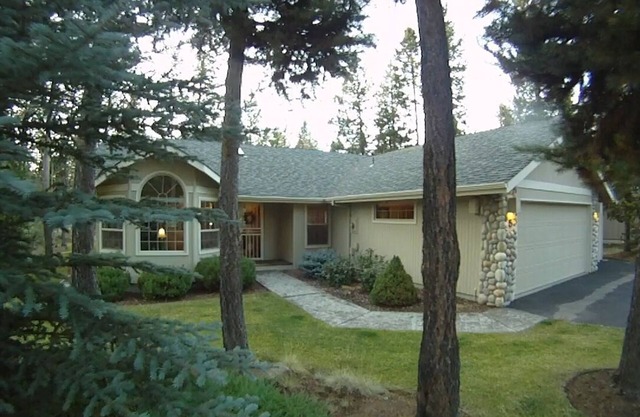 Single Level Comfy Sunriver Home With Open Floor Plan & Close To Ft Rock Park