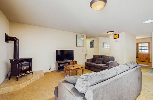 Single-level home with fireplace, deck, grill, & washer/dryer, sleeps 10