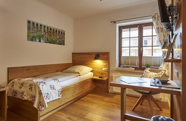 Single room, shower, toilet - Strengliner mill, hotel