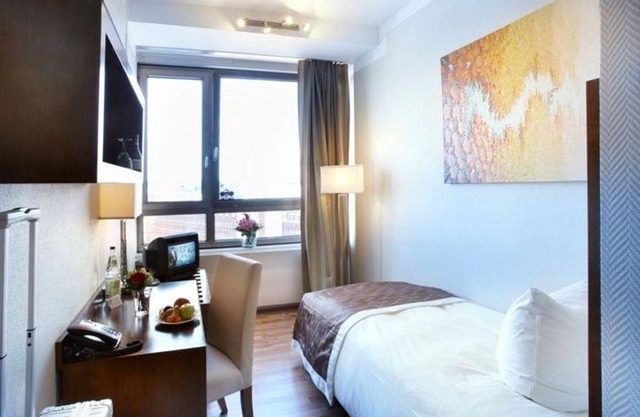Single Room, Shower, Toilet - Hotel Astor by Campanile