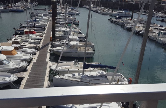 Single storey house in a quiet area near the sea, beach, port, restaurant and shops.