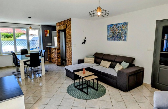 Single-storey house with enclosed garden in Longchamps