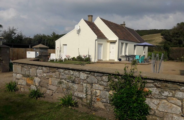 Single-Storey House with Garden near Beach – Sleeps 4, WiFi, Parking