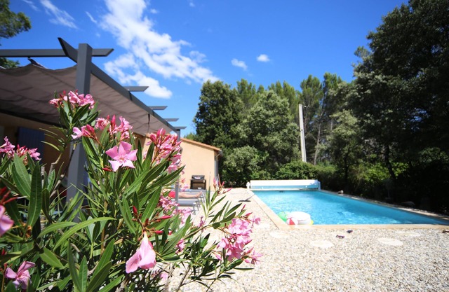 Single-storey villa with garden and private pool