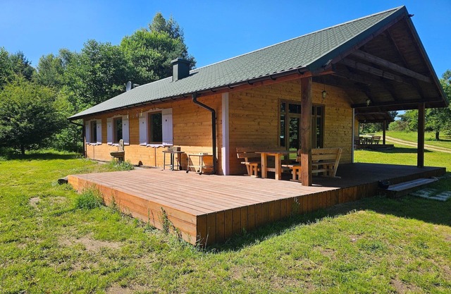 Single-story holiday home by the lake