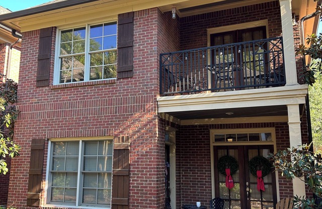 Sippin by the Square- 3 bed Condo 1 block from The Square & 1 Mile to Grove !