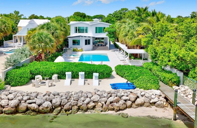 Sirena Key | Luxury Oceanfront Estate, Pool, Guest Cottage, Dock, 30min to Key West
