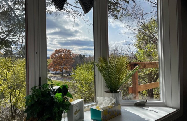 Siri's Pride & Joy Cute 2 bed/2 bath bungalow nestled on a private corner lot