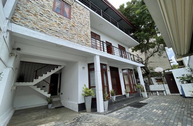 Situated in Nugegoda, 9.1 km From Bambalapitiya Railway Statio