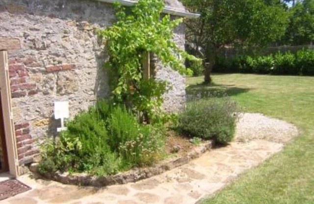 Sivry: Character house in secluded garden-Pool 4.5/9
