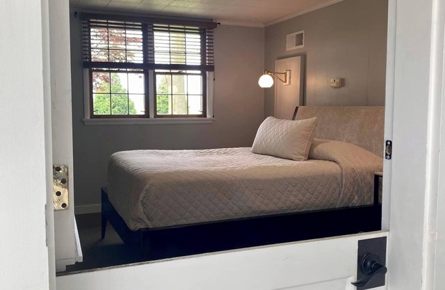 Six miles from Lake Erie Ferries, Pet Friendly Private Room with Bath