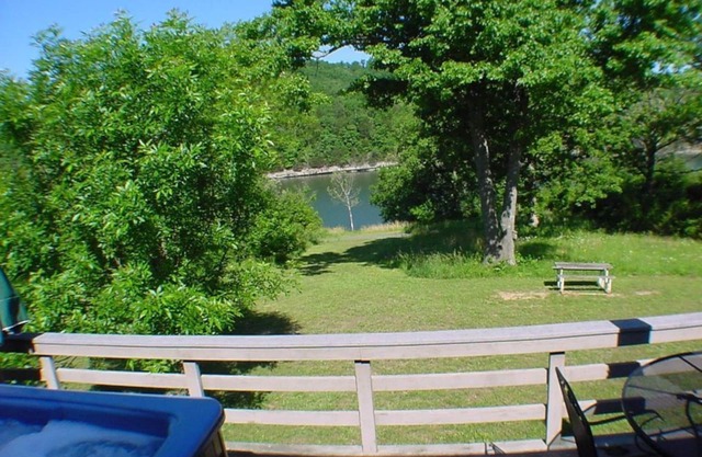 Six-Person Hot Tub, Lakeside, King Beds, Fireplace!
