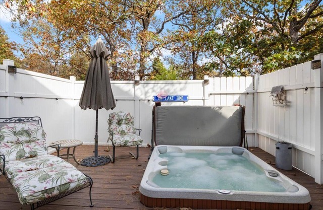 Six Suites with Hot Tubs, Private Jacuzzi Baths, Wooded Garden and Lake Access with Boat Slip