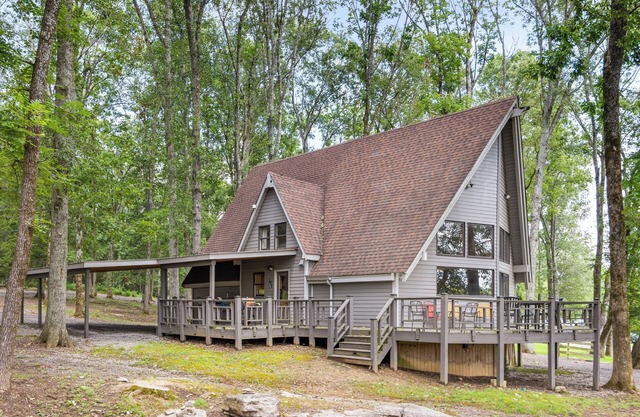 Six Unique Cabins on 180 Acre Farm near Nashville, Sleeps 37, Events Welcome!