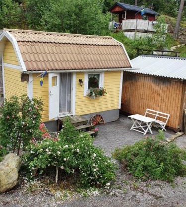 Sjönära liten stuga med sovloft, toilet in separate small house, only OUTDOOR shower!