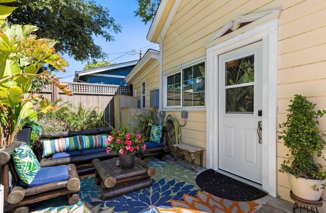 SJ Downtown Private Guess House with Gated Parking Room7