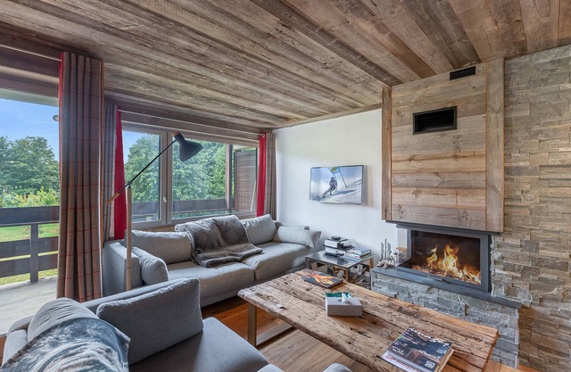 Ski and Golf Retreat: Cozy 2BR Megève Apartment with Fireplace