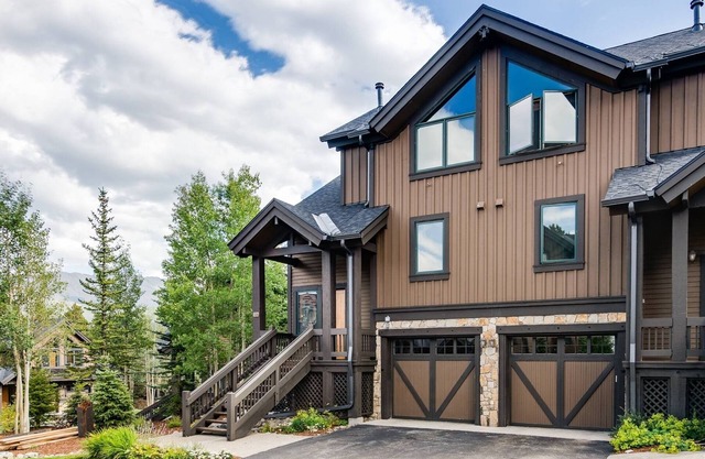 Ski in 3BR Saddlewood townhome at Snowflake Run w/hot tub and forest views!