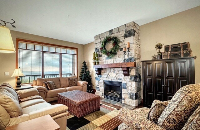 Ski in/out!4 bdrms,Blacksmith Lodge,views,heated garage,internet,8 pers hot tub