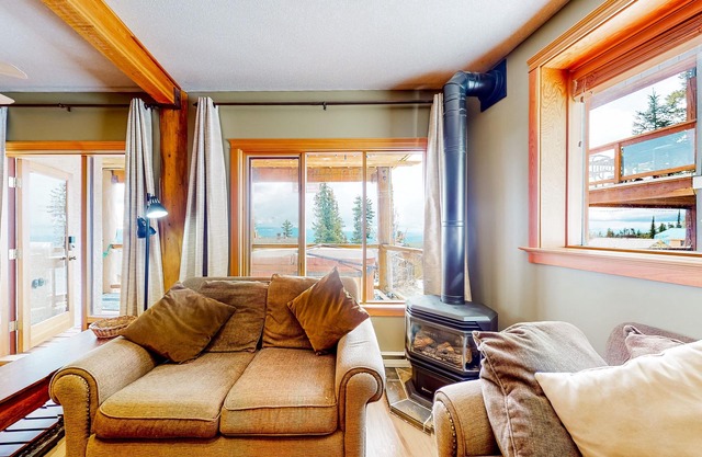 Ski-in/out condo with a hot tub, grill, fireplace, & washer/dryer - dog-friendly