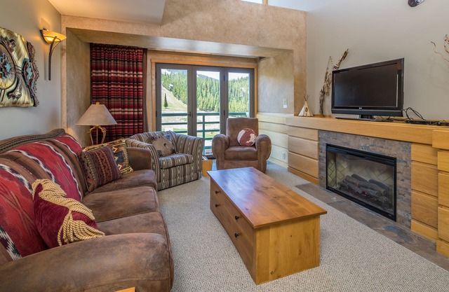 Ski-in/out condo with beautiful views & shared fitness center/pool/hot tub - Shoshone Ski-In/Out