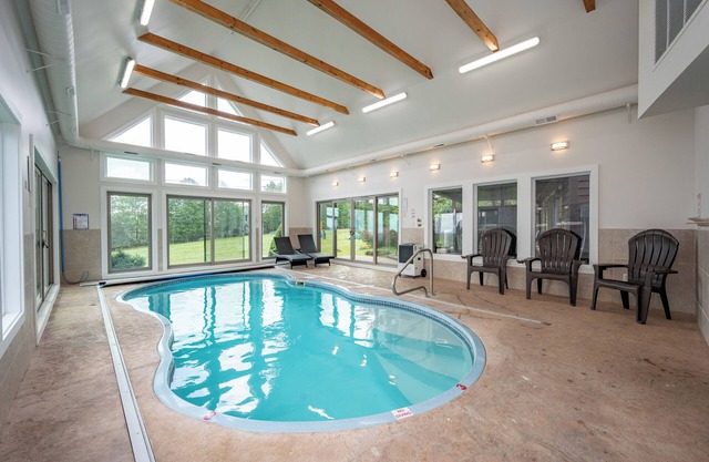 Ski-In/Out Dog Friendly Retreat w/Pool, Bar & Fireplaces
