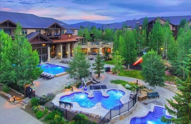 Ski in/out Resort-Many Amenities-Walk to Town or Free Shuttle at a Great Price!