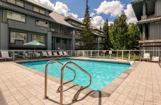 Ski-in Ski-out 2 bed 2 bath at Upper Village Heated pool, 2 Jaccuzi, Ski vallet