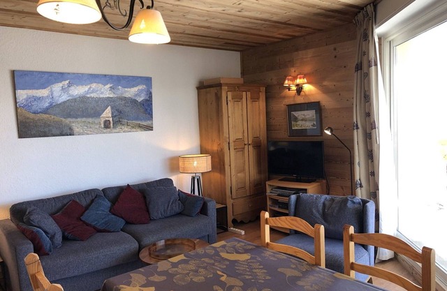 Ski-in/Ski-out 3-Room Apartment for 6 with South-Facing Balcony, Pet-Friendly, Near Center