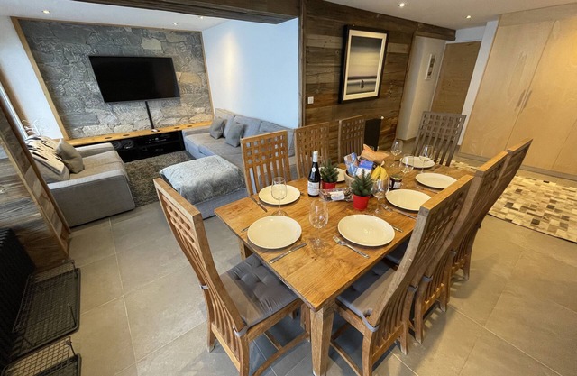 Ski in-Ski out apt in the heart of Lavachet! 115m2 - Spacious & Stylish sleeps 8