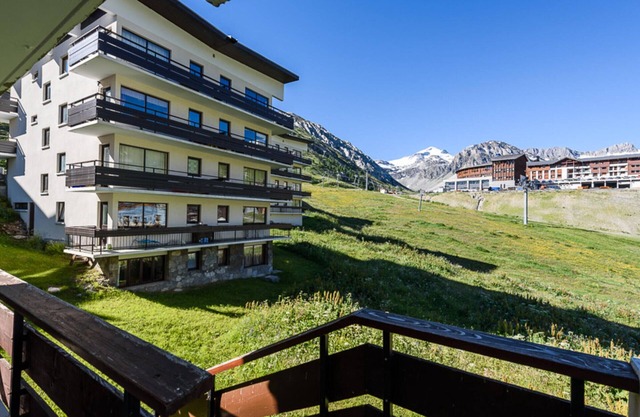 Ski-in/Ski-out Bright Flat with Balcony and Stunning Mountain View
