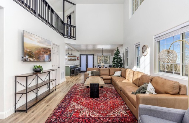 Ski in/Ski out cabin. 5 bedrooms. 4 king beds. Bunk room. Fast WiFi. Sleeps 25+