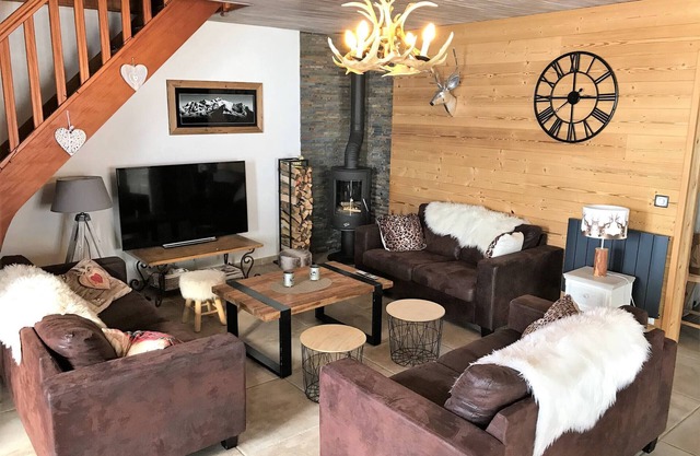 Ski-In/Ski-Out Chalet · Cozy · Sauna & Gym · Free WiFi · Stunning Mountain Views