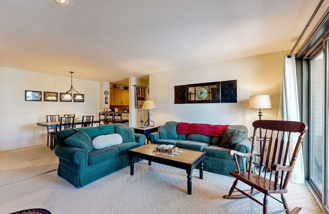 Ski-in/ski-out condo w/deck, wood-burning fireplace, wifi, community amenities