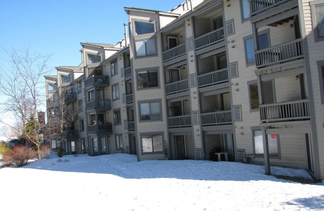 Ski- In, Ski- Out, Ground Floor, Wi-Fi , lounge with hot tub, sauna & fireplace