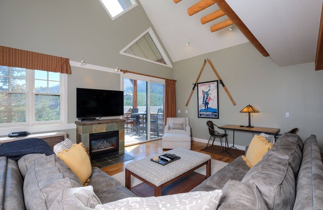 Ski-in/ski-out home w/great views & hot tub in Moonlight Basin - Saddle Ridge - Timber Wolf Chalet