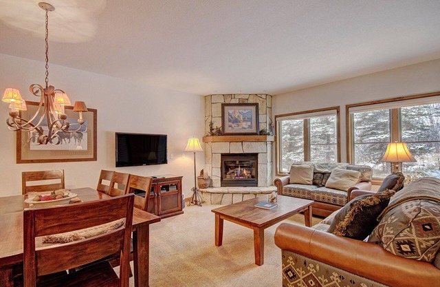 Ski-in/ski-out, Hot tubs and sauna, Fireplace, Sleeps 8!