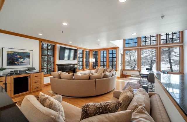 Ski in/Ski Out to Snowbird in Gorgeous Unit with Hot Tub and Beautiful Views
