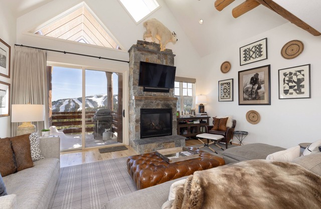Ski-in/Ski-out w/Private Hot Tub in Moonlight Basin| Saddle Ridge - Mountain Modern Chalet