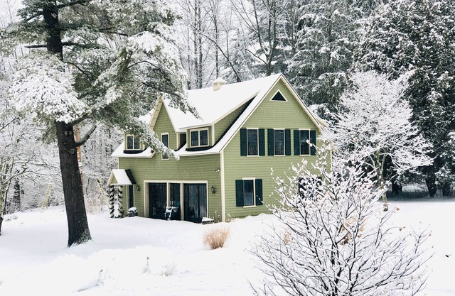 Ski season or yearly rental. Fireplce. Dogs welcome. Walk to Equinox Pond & BBA.
