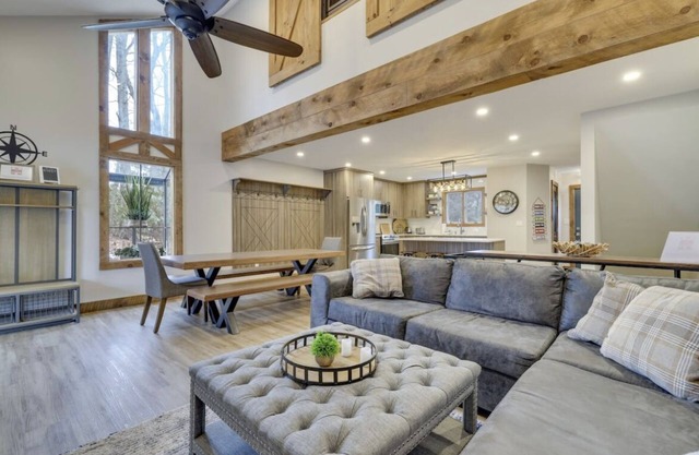 Ski Side Escape-3 bedrooms, 2.5 bath sleeps 10 located one mile from Camelback!