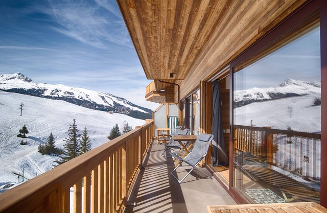 SKIS IN FOOT - COURCHEVEL 1650 4 stars Dream Mountain