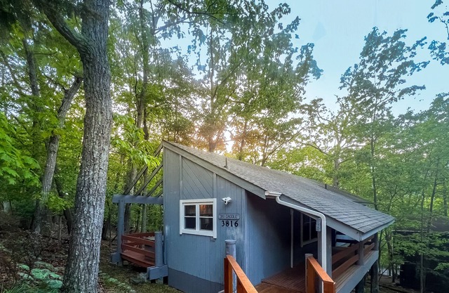 SkiTop Treehouse BNB | Hot Tub & walk to slopes!