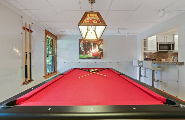 SkiView Retreat: Luxury at Camelback Mountain w/Game Room and Community Pool