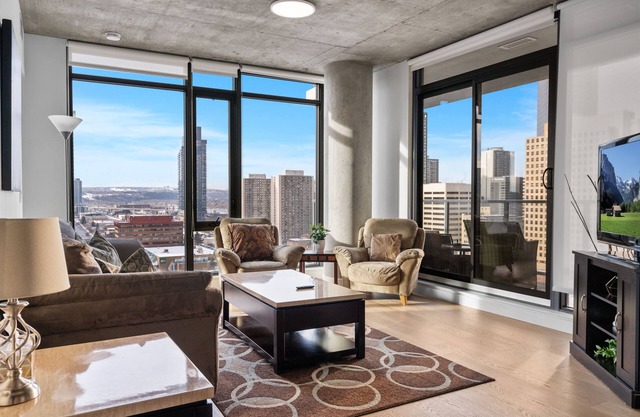 "Sky Cabin" , Downtown Views, AC, Underground Parking, Central Downtown