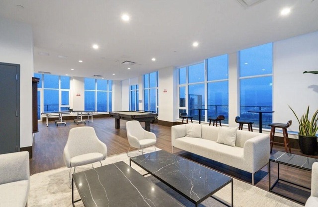 Sky Suite 2BR 1BR Condo in Surreys Tallest Tower! Rooftop Terrace w/Views