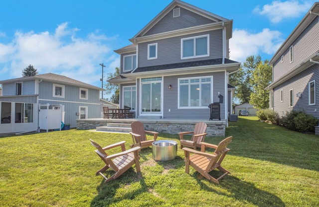 Skye Retreat on Wamplers Lake- Sleeps 9, swimming, boating and relaxation