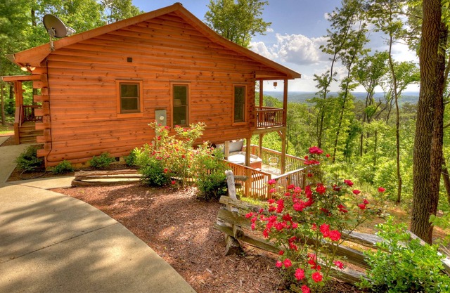 SkyeView Getaway- amazing views, hot tub and firepit